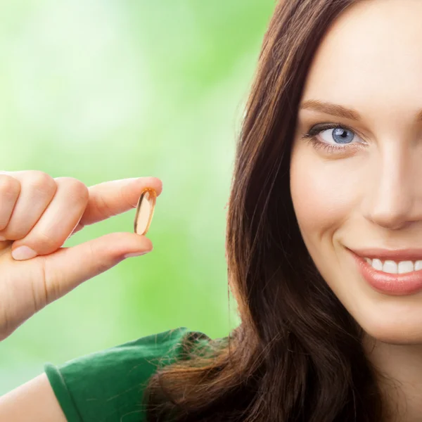 Mulher com Omega 3 cápsula de óleo de peixe — Fotografia de Stock