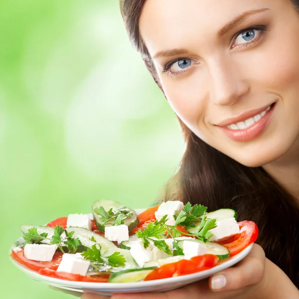 Giovane donna con piatto di insalata — Foto Stock