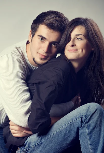 Portrait de jeune couple heureux — Photo