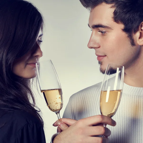 Portret van jonge paar vieren met de champagne — Stockfoto