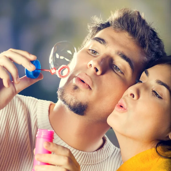 человек выдыдыхает воздух. дыхание зимой.