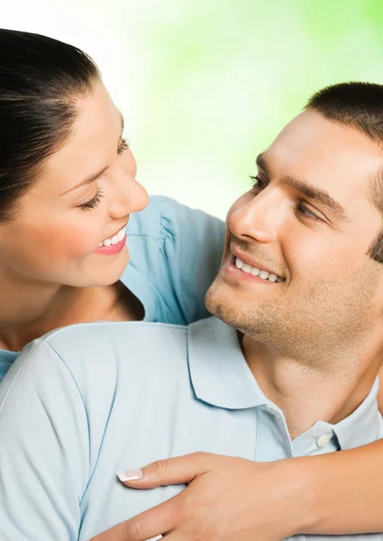 Feliz sonrisa atractiva pareja, al aire libre — Foto de Stock