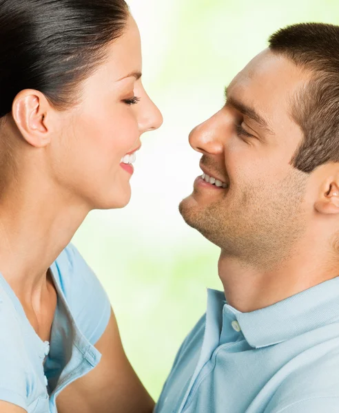 Feliz sorrindo casal atraente, ao ar livre — Fotografia de Stock