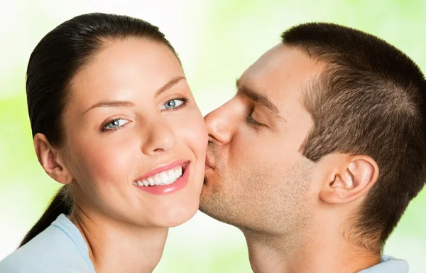 Feliz sorrindo casal atraente, ao ar livre — Fotografia de Stock