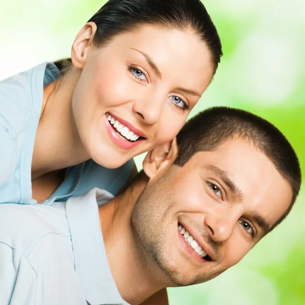 Feliz sonrisa atractiva pareja, al aire libre — Foto de Stock