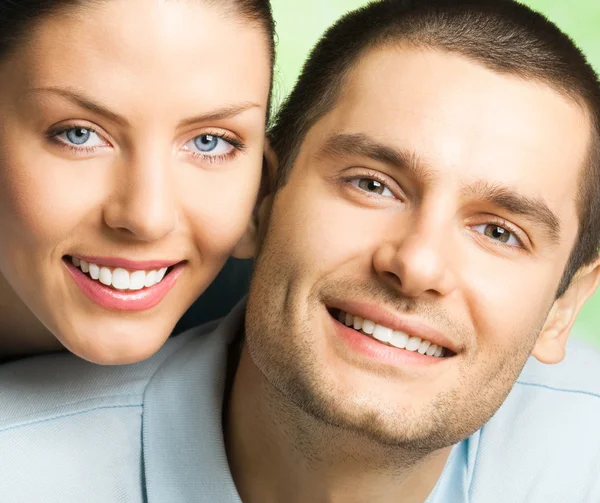 Feliz sorrindo casal atraente, ao ar livre — Fotografia de Stock