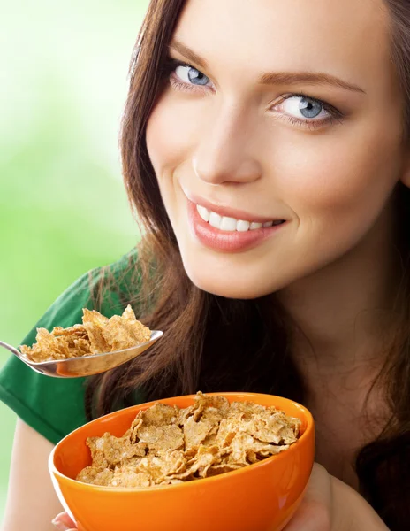 Vrouw eten muesli of cornflakes — Stockfoto