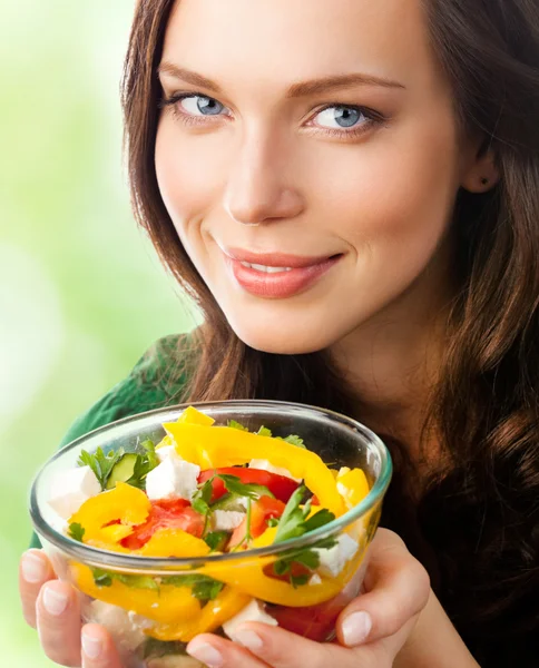 Mladá žena s talíř salátu — Stock fotografie