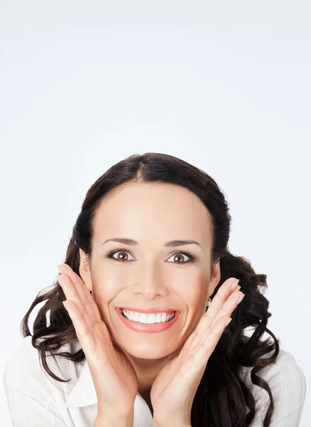 Feliz mujer de negocios sorprendida, en gris —  Fotos de Stock