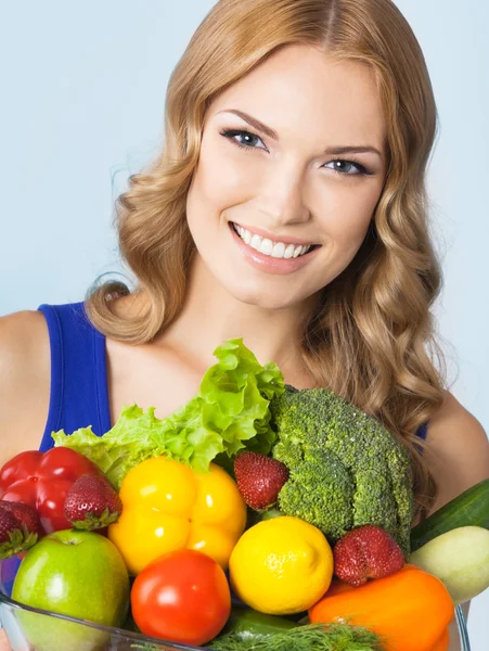 Женщина с вегетарианской едой, на голубом — стоковое фото