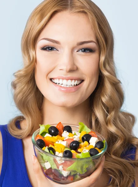Vrouw met vegetarische salade, over blauw — Stockfoto