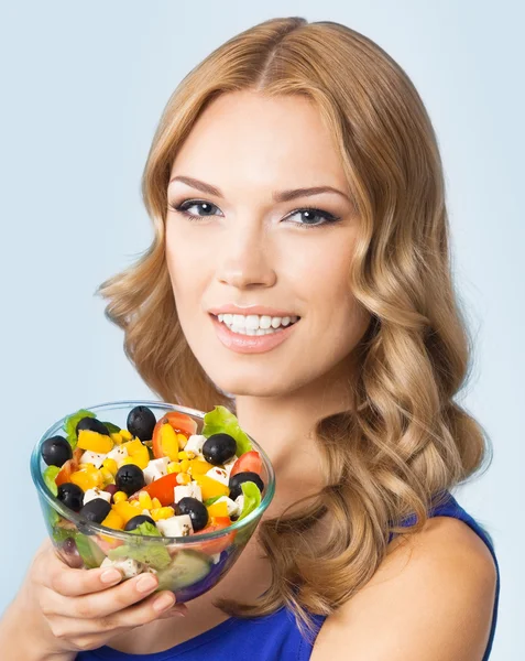 Mulher com salada vegetariana, sobre azul — Fotografia de Stock