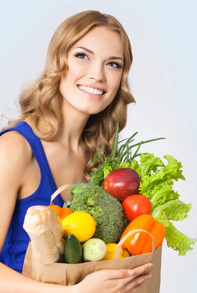 Donna con cibo vegetariano, sopra il blu — Foto Stock