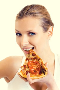 Güzel genç bayan pizza yiyor.