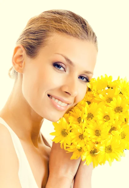 Szczęśliwa kobieta z bukietem kwiatów żółty — Zdjęcie stockowe