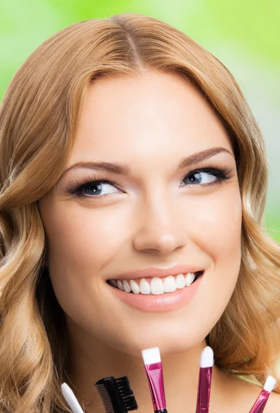 Mujer con herramientas de maquillaje, al aire libre — Foto de Stock