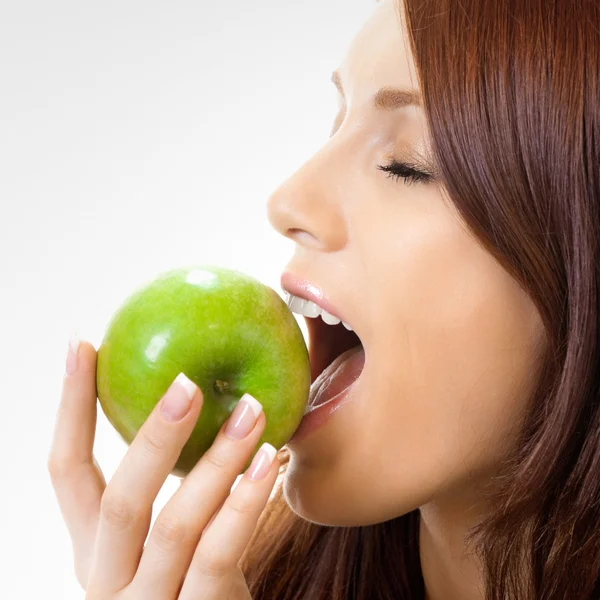 Mulher alegre comendo maçã — Fotografia de Stock