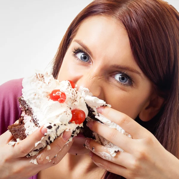 Женщина ест пирог — стоковое фото