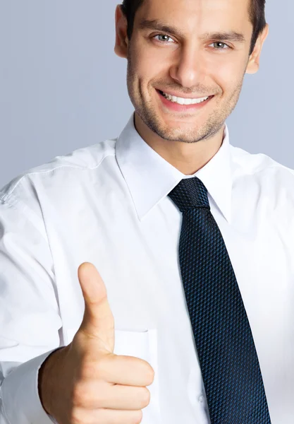 Hombre de negocios sonriente con el gesto de los pulgares hacia arriba —  Fotos de Stock