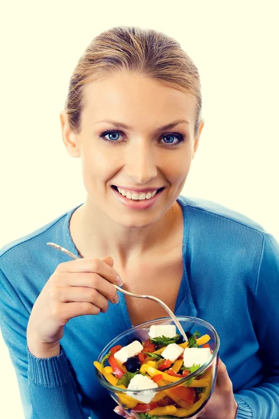 Веселая молодая женщина с вегетарианским салатом — стоковое фото