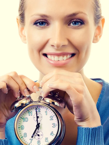 Retrato de una joven sonriente con reloj despertador —  Fotos de Stock