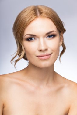 Güzel genç kadın, Grey