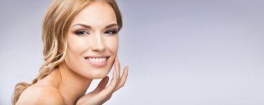 Cilt dokunmak veya krem, gri uygulama kadın