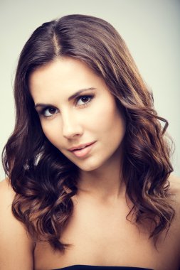 Güzel genç esmer kadın portresi stüdyo