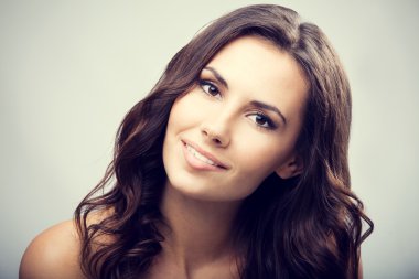 Güzel genç gülümseyen kadın portresi stüdyo