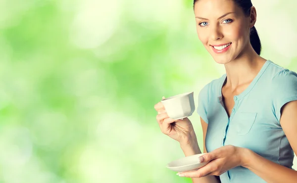 Portret van lachende jonge vrouw drinken koffie — Stockfoto