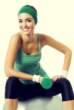 Spor topu olan genç bir kadın.