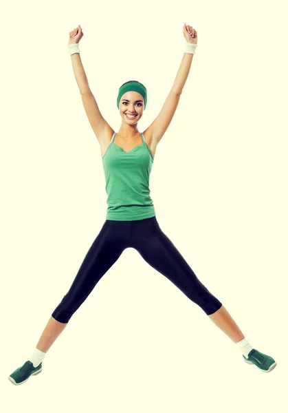 Corpo cheio de mulher alegre sorrindo salto — Fotografia de Stock