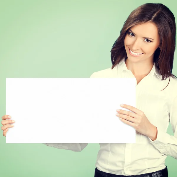 Empresária mostrando tabuleta, sobre verde — Fotografia de Stock