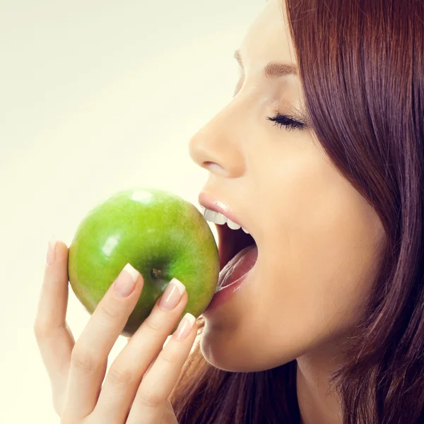 Joven atractiva mujer comiendo manzana — Foto de Stock