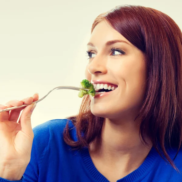 Portré, fiatal, gyönyörű nő evés brokkoli — Stock Fotó