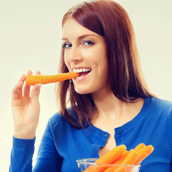 Retrato de una joven hermosa mujer comiendo zanahorias —  Fotos de Stock