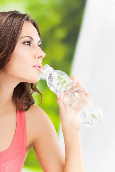 Mujer joven con agua — Foto de Stock