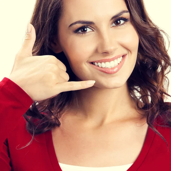 Jonge vrouw met Bel me gebaar — Stockfoto