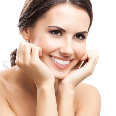 Beyaz üzerinde gülümseyen genç kadın portresi