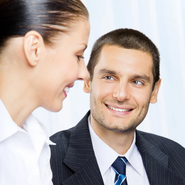 Retrato de jóvenes empresarios alegres — Foto de Stock