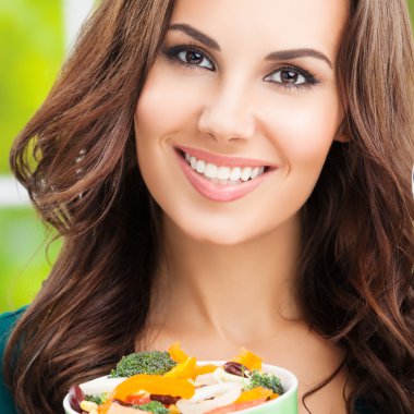 Salata, açık yemek gülümseyen kadın portresi