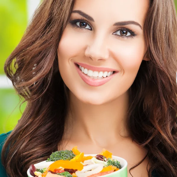 Portret van lachende vrouw eten Salade, buiten — Stockfoto