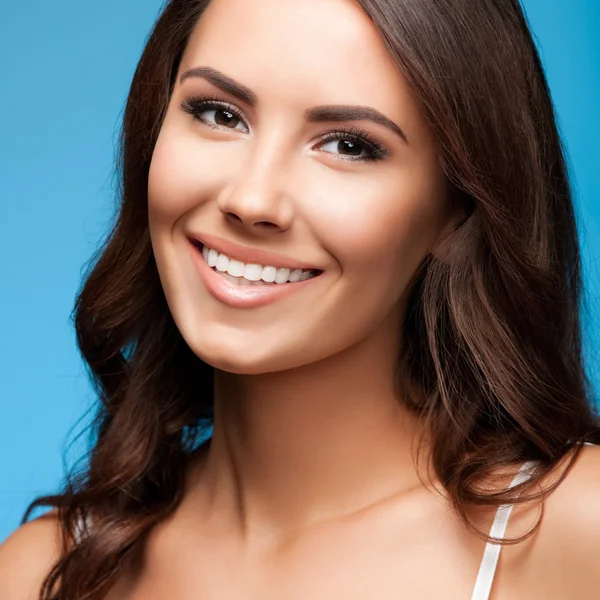 Portrait of smiling young beautiful woman — Stock Photo, Image