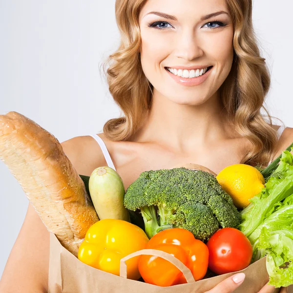 Ritratto di donna con cibo vegetariano, su grigio — Foto Stock