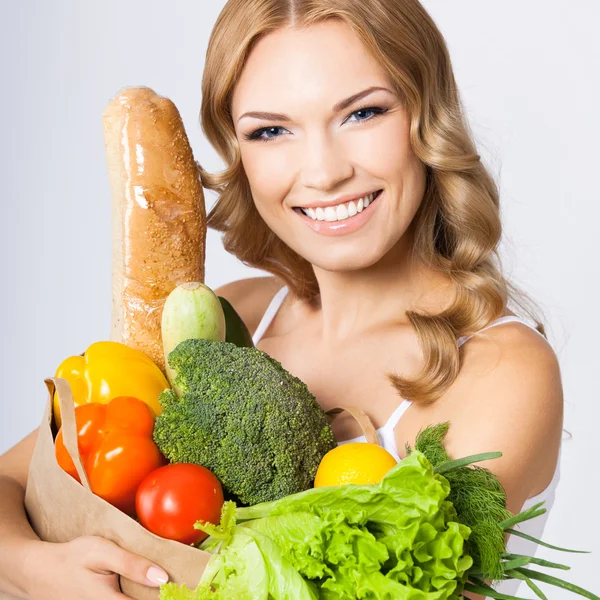 Portret van vrouw met vegetarisch voedsel, op grijs — Stockfoto