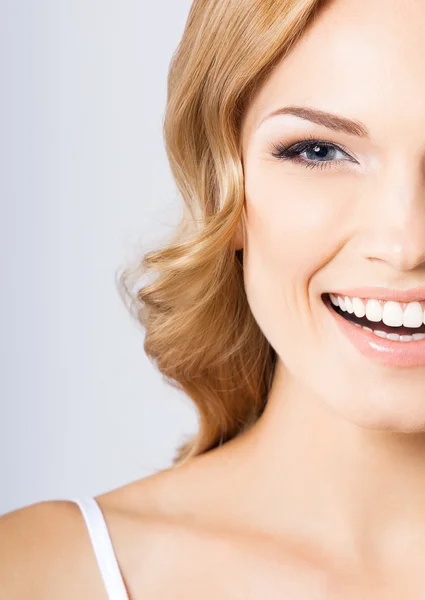 Feliz mujer sonriente, sobre gris — Foto de Stock