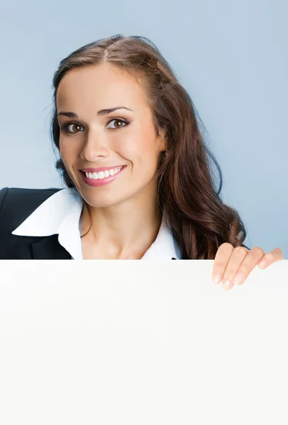 Empresária mostrando tabuleta, em azul — Fotografia de Stock