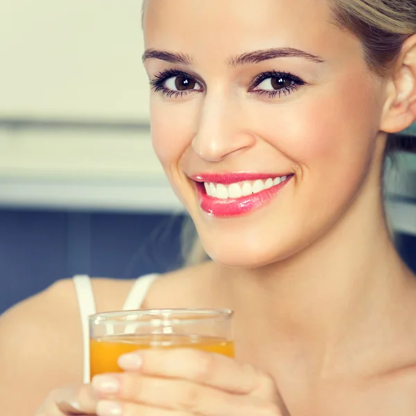 Mujer joven con jugo de naranja —  Fotos de Stock