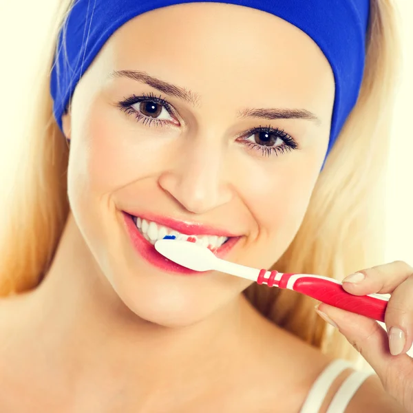 Gelukkige vrouw bruhing tanden — Stockfoto
