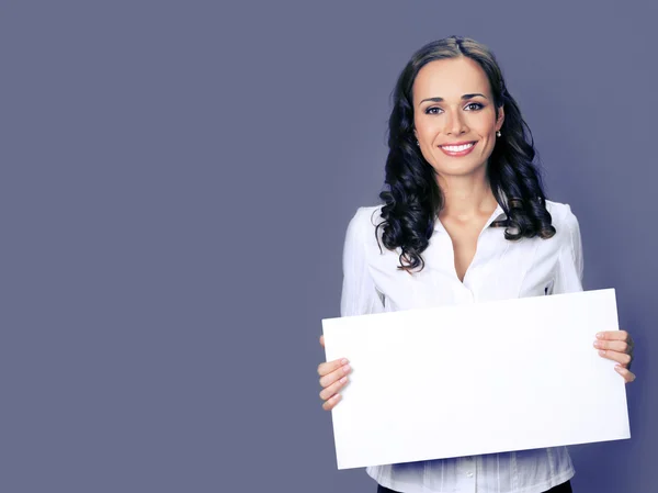 Joven empresaria mostrando letrero en blanco — Foto de Stock